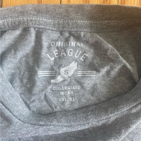 Grey University of Pennsylvania UPenn Crest T-Shirt - Picture 3 of 3